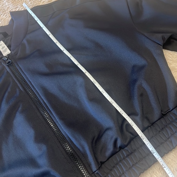 ALO Yoga Wintry Line Cropped Jacket - Picture 15 of 16